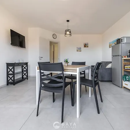 Modern 2br Retreat In - Bright & Quiet דירה פולה